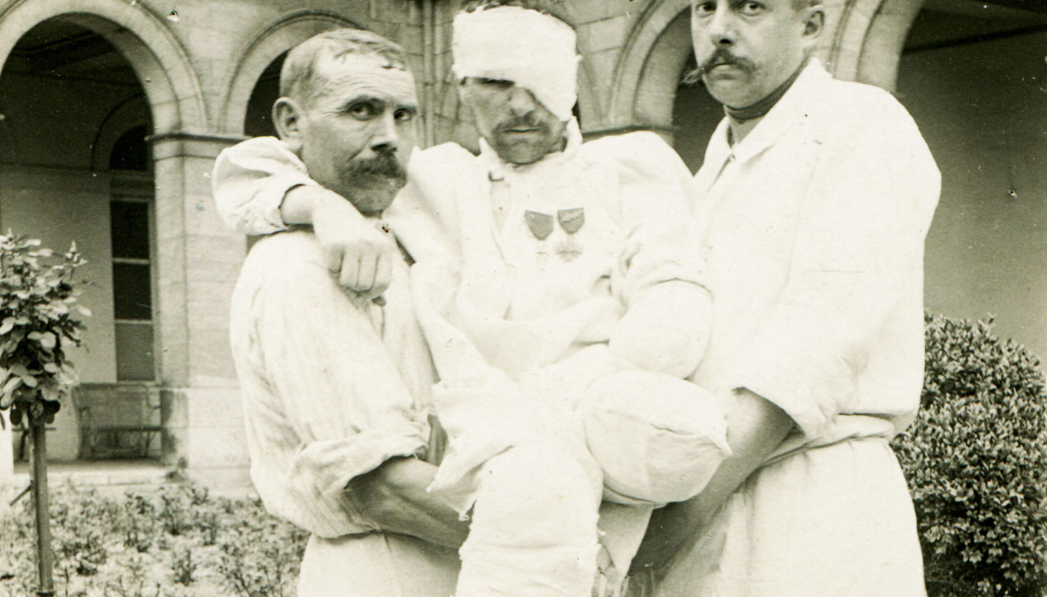 Hôpital Mixte : Auguste Delangaigne/Grand mutilé/Remise décoration de la médaille militaire 1917