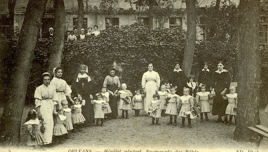 Hôpital Général : Promenade des bébés/cour située à l’avant de la façade principale au sud