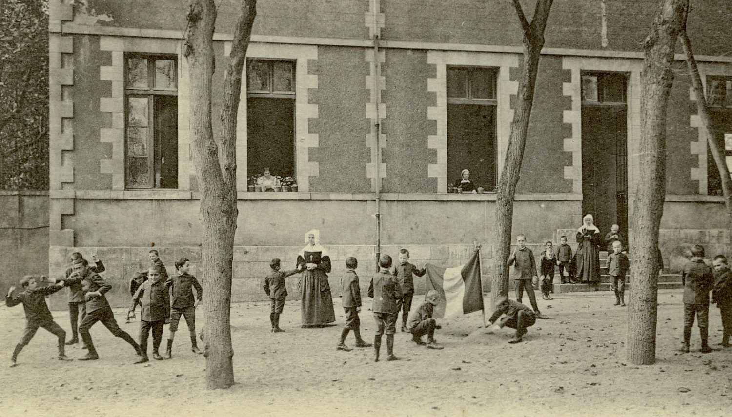 Hôpital Général : Cour de récréation près de la Pension Roux/Construit en 1891