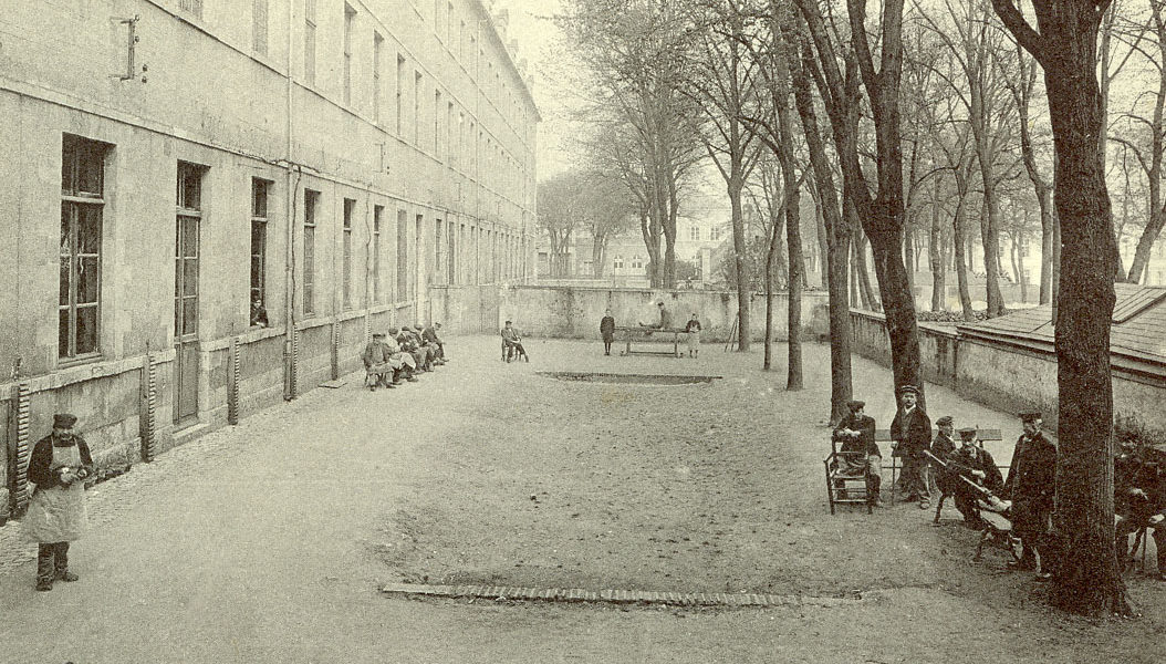 Hôpital Général : Le jeu de boules/au sud de la salle Saint-Charles