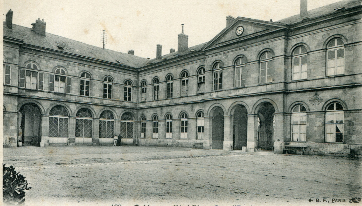 Hôtel-Dieu : Entrée principale/Trois arcades permettent d’accéder aux galeries desservant les salles