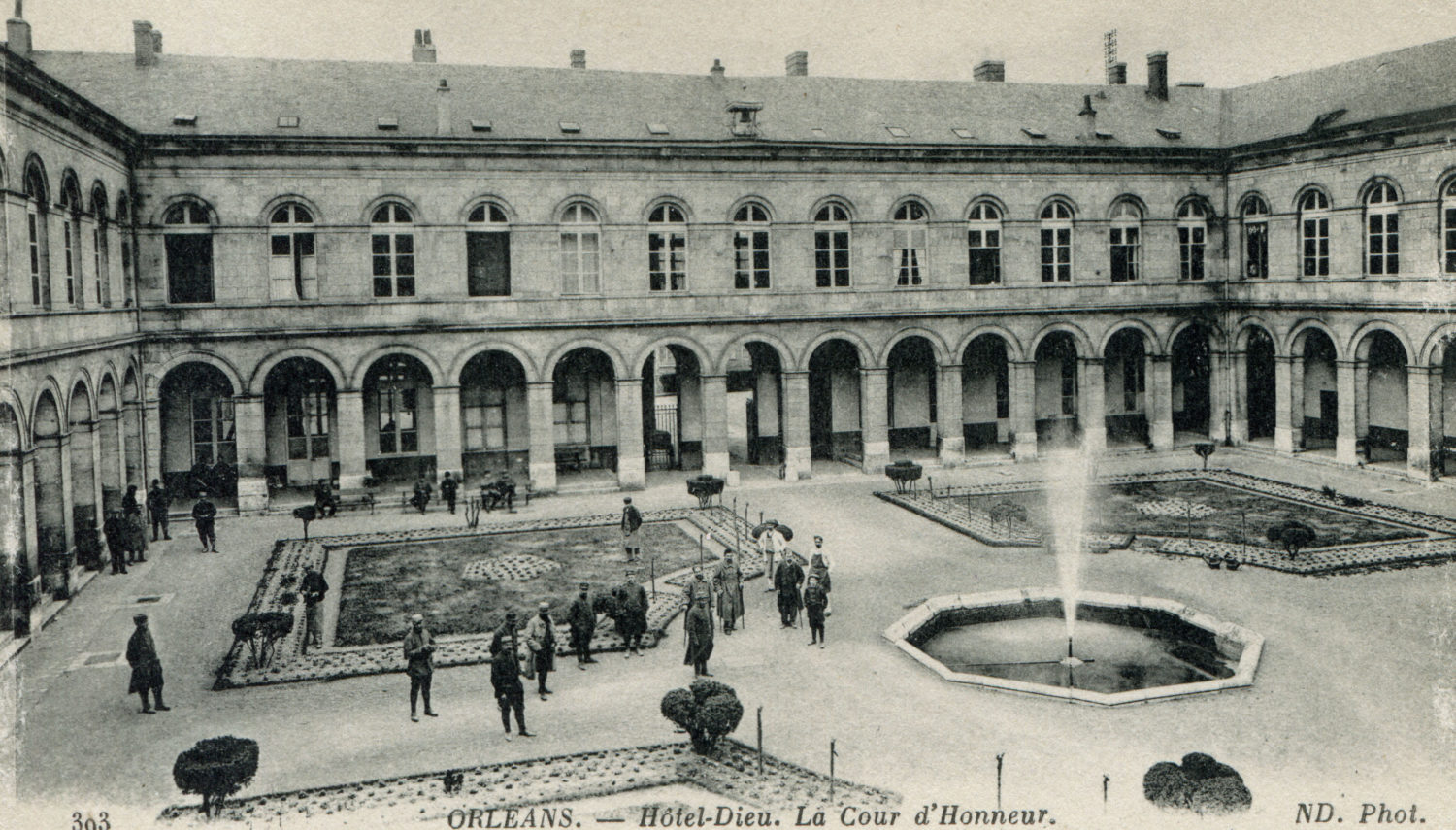 Hôtel-Dieu : La cour d’honneur et son jardin caractéristique, dit à la française