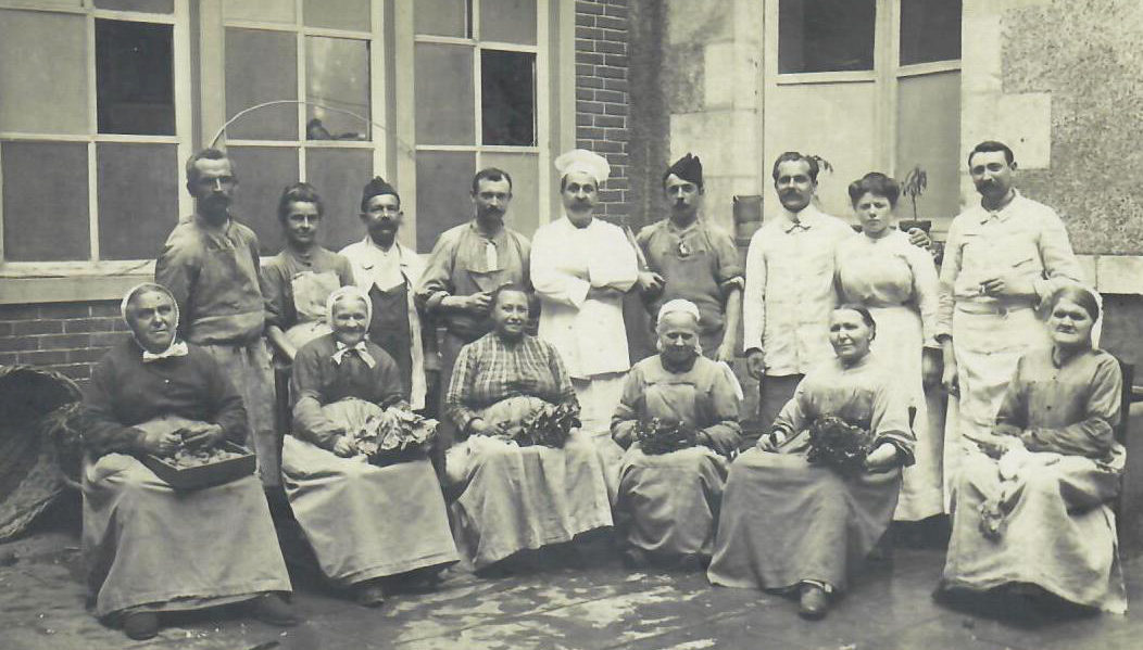 Hôtel-Dieu : Carte photo rare/L’équipe des cuisines autour du chef