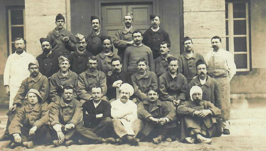 Hôpital Mixte : Carte photo rare/Groupe de soldats dans la cour d’honneur