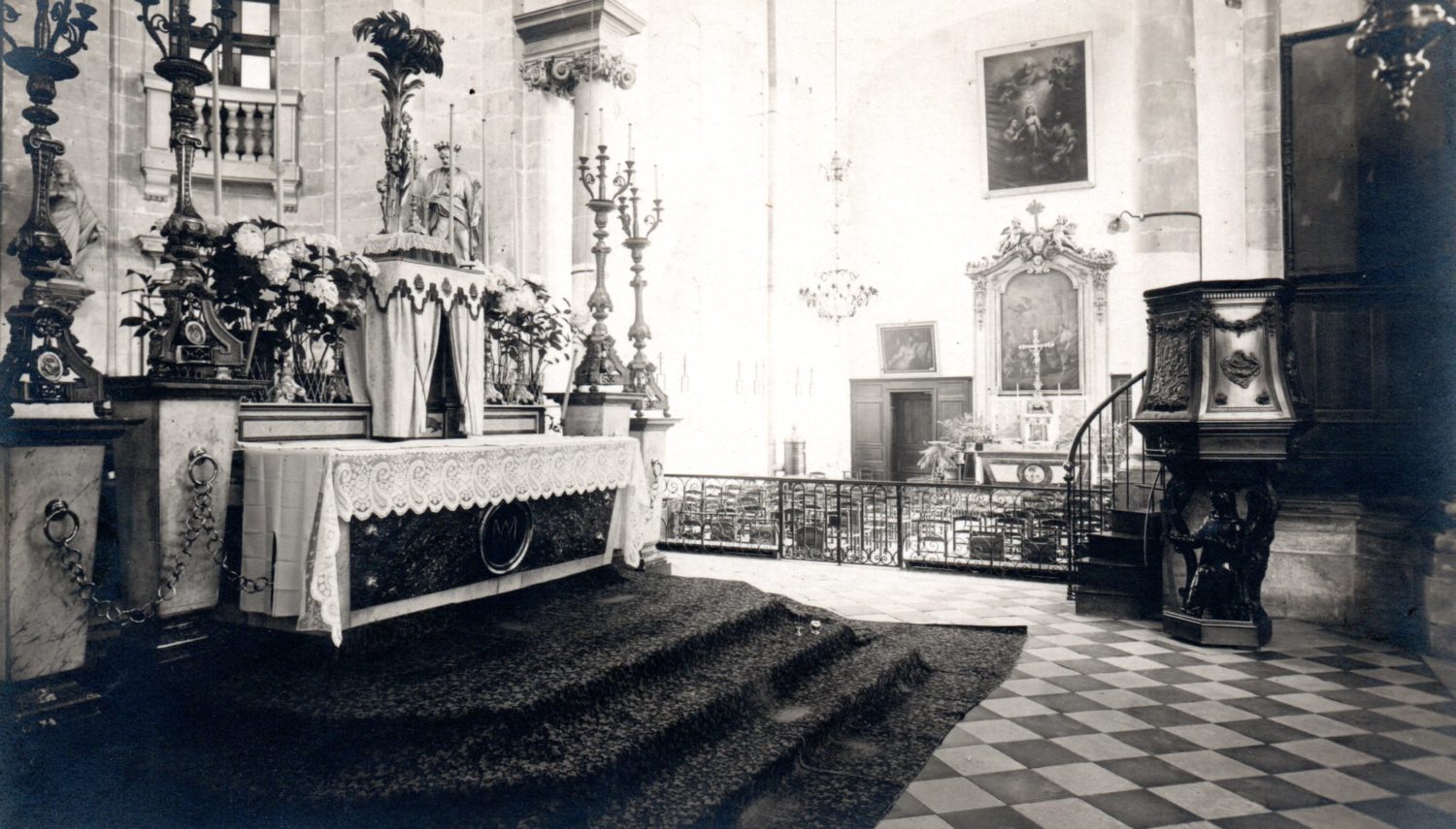 Intérieur Chapelle Saint-Charles/Maître autel et ancienne chaire à prêcher