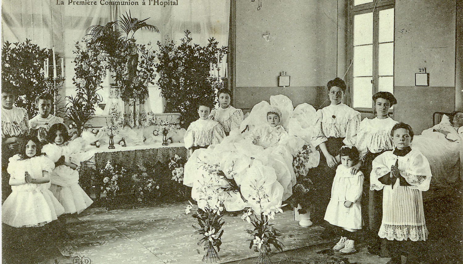 Première communion des enfants, célébrée dans une salle de malades