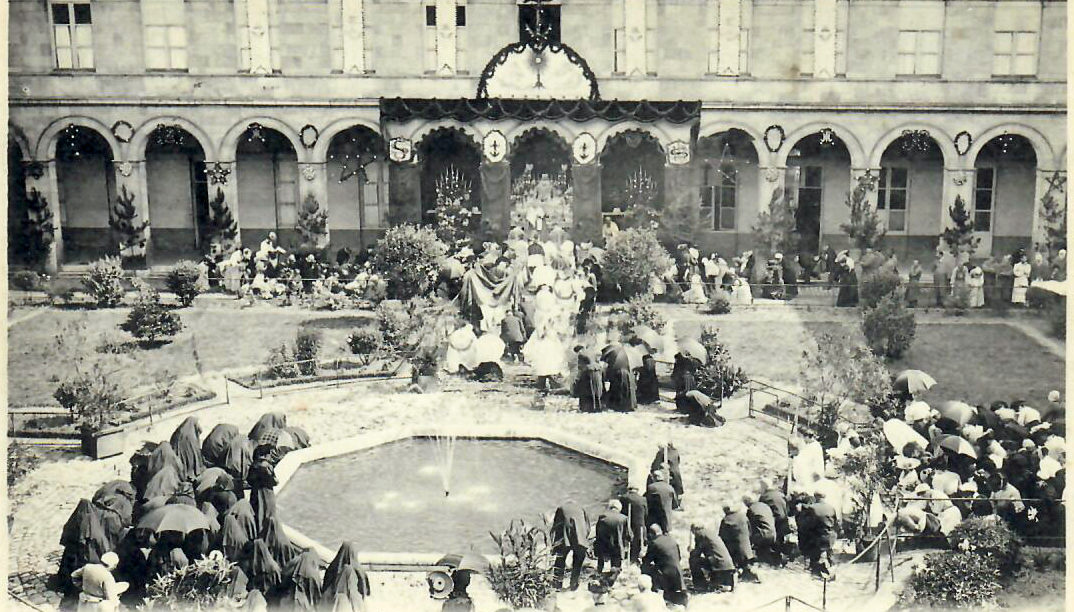 Hôtel-Dieu : Le reposoir en 1904. Pour en savoir plus, cliquez sur la photo.